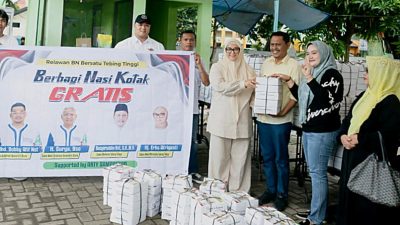 Basyaruddin Nasution – Erlis Afriyanti Bagikan Tiga Ribu Nasi Kotak Secara Gratis Ke Masyarakat