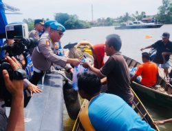 Kapal Ditpolairud, Karo Provost Div Propam Susuri Sungai Musi Berbagi Sembako ke Nelayan dan Masyarakat