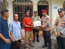 Polsek Bintan Utara Salurkan Bantuan Sosial Kapolda Kepri Kepada Korban Kebakaran
