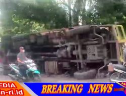 Truk pengangkut batu bara di duga milik PT. Smj terbalik di jalan lintas tanjung Enim.