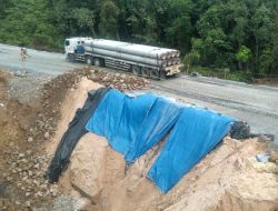 Akibat Dilanda Hujan Deras Jalan Lintas Riau-Sumbar Longsor 