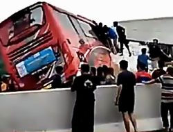 Kecelakaan Bus VS Truk di Ruas Tol Lawang, Malang