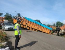 Respon Cepat Polres Muara Enim Atasi Kemacetan di Jalinsum Akibat Mobil Fuso Mundur dan Terperosok