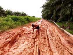 Masyarakat Keluhkan Akses Jalan Rusak Parah dan Kanal Tidak Rawat Oleh PT PHR.