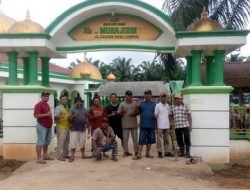 Kades Lampisi Bersihkan Dalam Lokasi Masjid Al-muhajirin Untuk Persiapan Isra Mi’raj