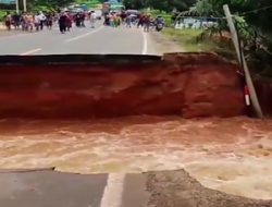 Jalan Lintas Sumatera di Bungo Jambi Lumpuh Total Akibat Longsor