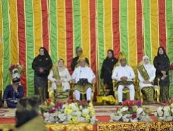 Adat Tepuk Tepung Tawar Bupati-Wakil Bupati Rohil