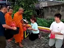 Umat Buddha di Bagan Batu Laksanakan Pindapata