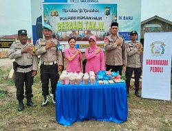 Polsek Sinaboi Polres Rohil dan Bhayangkari Berbagi Takjil untuk Masyarakat