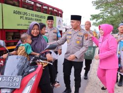 Personel Polsek Rimba Melintang Polres Rohil Bersama Bhayangkari Berbagi Berkah Ramadan dengan Membagikan Takjil