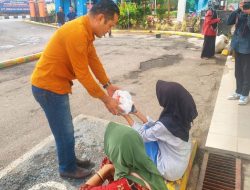 Polres Muara Enim Berbagi Takjil untuk Keluarga Pasien di RSUD Rabain