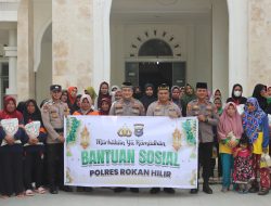 Kapolres Rohil Bagikan Bansos kepada Masyarakat Bantayan Hilir di Jum’at Berkah Bulan Ramadhan