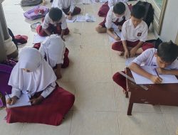 Bangunan Sekolah Mangkrak..Murid SDN di Rohil Belajar di Teras Mesjid