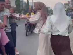 Remaja SMA N 1 Bagan Sinembah Berbagi Takjil Gratis
