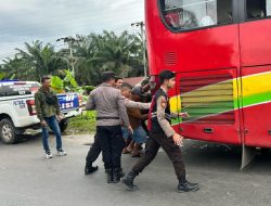 Personel Pos Pam Rantau Bais Sigap Tangani Kendaraan Mogok, Arus Lalu Lintas Kembali Lancar