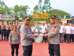 Kapolda Riau Serahkan Bibit Pohon pada Peringatan Ulang Tahun Kapolres Rohil