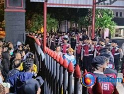 Ratusan Warga Baloi Kolam Geruduk Polresta Barelang Malam Hari dengan Berjalan kaki