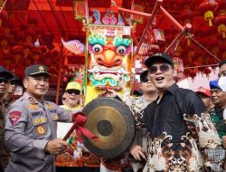 Kapolda Riau Hadiri Festival Bakar Tongkang 2025 di Bagansiapiapi, Apresiasi Semangat Kebhinekaan