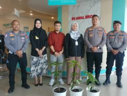 Kapolsek Bagan Sinembah Serahkan Cinderamata Bibit Pohon kepada Dokter RS Awal Bros sebagai Simbol Komitmen Jaga Lingkungan