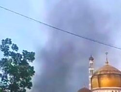 Warga Desak Pemda Evaluasi PT SKL, Masjid Al-Muhajirin Simpang Kanan Diselimuti Asap Hitam