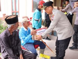 Meringankan Beban Ekonomi, Kapolres Rohil Berikan Bantuan Sembako kepada Warga