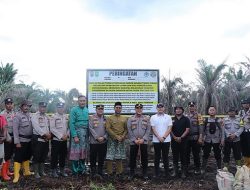 Kapolres Rohil dan Wakil Bupati Pasang Plang Larangan Aktivitas di Lahan Bekas Karhutla