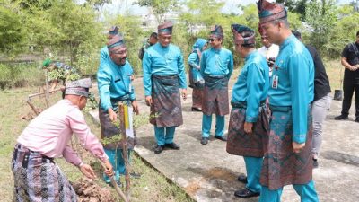 Kapolres Rokan Hilir dan Bupati Tanam Pohon di HUT ke-26 Rohil, Wujud Nyata Program “Green Policing” Kapolda Riau