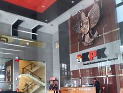 Sekdaprov Riau & Kabag Protokol Dibawa Komisi Pemberantasan Korupsi Usai Penggeledahan Kantor Gubernur Riau