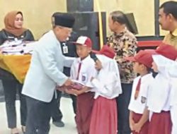 Masyarakat Pertanyakan Penyerahan 13.235 Seragam Gratis Bersamaan Acara BKMT di Bagan Batu