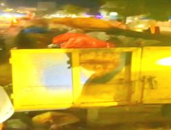 Bak Sampah di Badan Jalan Sudirman Bagan Batu Ganggu Fungsi Jalan dan Sebabkan Kecelakaan
