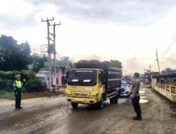 Ciptakan Lalu Lintas Aman dan Tertib Polsek Pujud Gelar Strong Point Pagi