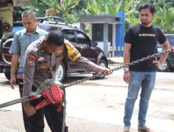 Kepedulian Bhabinkamtibmas, Tiang Lampu Jalan Miring Akibat Ditabrak Tronton Kini Berhasil Diperbaiki