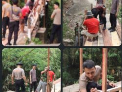 Polres Muara Enim Perbaiki Jembatan Penghubung Antar Kampung di Desa Karang Raja