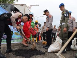 Polres Muara Enim Pimpin Gerakan Belida ASRI, Jalan Berlubang di Terminal Kota Ditambal