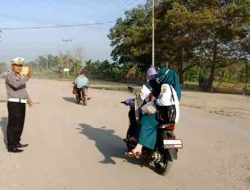 Polsek Pujud Gelar Strong Point Pagi, Lalu Lintas Terpantau Ramai Lancar