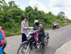 Polri Peduli: Polsek Rambang Polres Muara Enim Berbagi Nasi Kotak di Kegiatan Jumat Berkah*