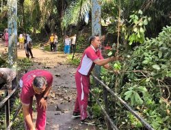 Polres Lubuk Linggau Tebang Pohon Berbahaya dan Bersihkan Jembatan, Dukung Gerakan Indonesia ASRI