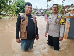 Di Tengah Banjir yang Menggenang, Polisi Hadir Menjadi Harapan Warga Pasar II Muara Enim
