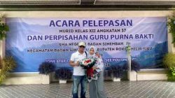 Perpisahan Siswa Kelas XII, Mutia Kasih Boru Nasution Sampaikan Terima Kasih kepada Kepala Sekolah Sofian dan Dewan Guru