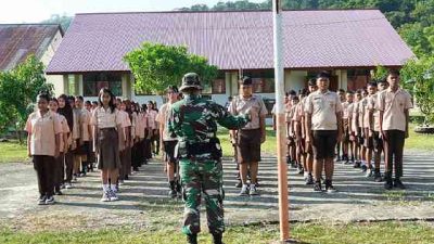Satgas Pamtas Yonarmed 19/Bogani Tanamkan Semangat Bela Negara kepada Pelajar di Lolak