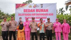 Sambut HUT Bhayangkara Ke-80, Polres Rohil Salurkan Bansos Bedah Rumah di Tanah Putih
