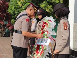 KAPOLRES MUARA ENIM PIMPIN ZIARAH DAN TABUR BUNGA DI TMP KSATRIA PERTIWI DALAM RANGKA HARI BHAYANGKARA KE-80