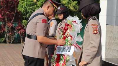 KAPOLRES MUARA ENIM PIMPIN ZIARAH DAN TABUR BUNGA DI TMP KSATRIA PERTIWI DALAM RANGKA HARI BHAYANGKARA KE-80