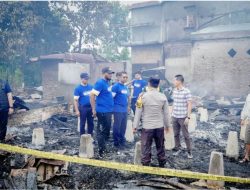 Wakil bupati Rokan hilir Jhoni Charles tinjau lokasi rumah warga yang Hangus terbakar