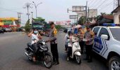Polsek Bagan Sinembah Bagikan Masker kepada Warga, Antisipasi Gangguan Pernapasan