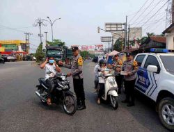 Polsek Bagan Sinembah Bagikan Masker kepada Warga, Antisipasi Gangguan Pernapasan