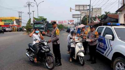 Polsek Bagan Sinembah Bagikan Masker kepada Warga, Antisipasi Gangguan Pernapasan
