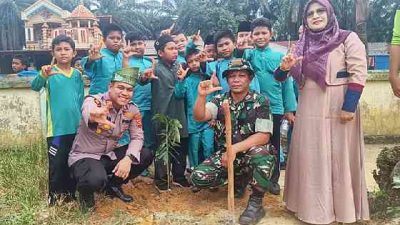 Green Policing: Polsek Bagan Sinembah Bersama Pelajar Tanam 100 Pohon di Lingkungan Sekolah