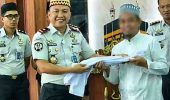 Kalapas Cipinang Bagikan Ratusan Baju Koko, Ajak 750 Santri Jadi Teladan bagi Warga Binaan