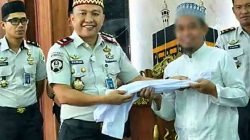 Kalapas Cipinang Bagikan Ratusan Baju Koko, Ajak 750 Santri Jadi Teladan bagi Warga Binaan